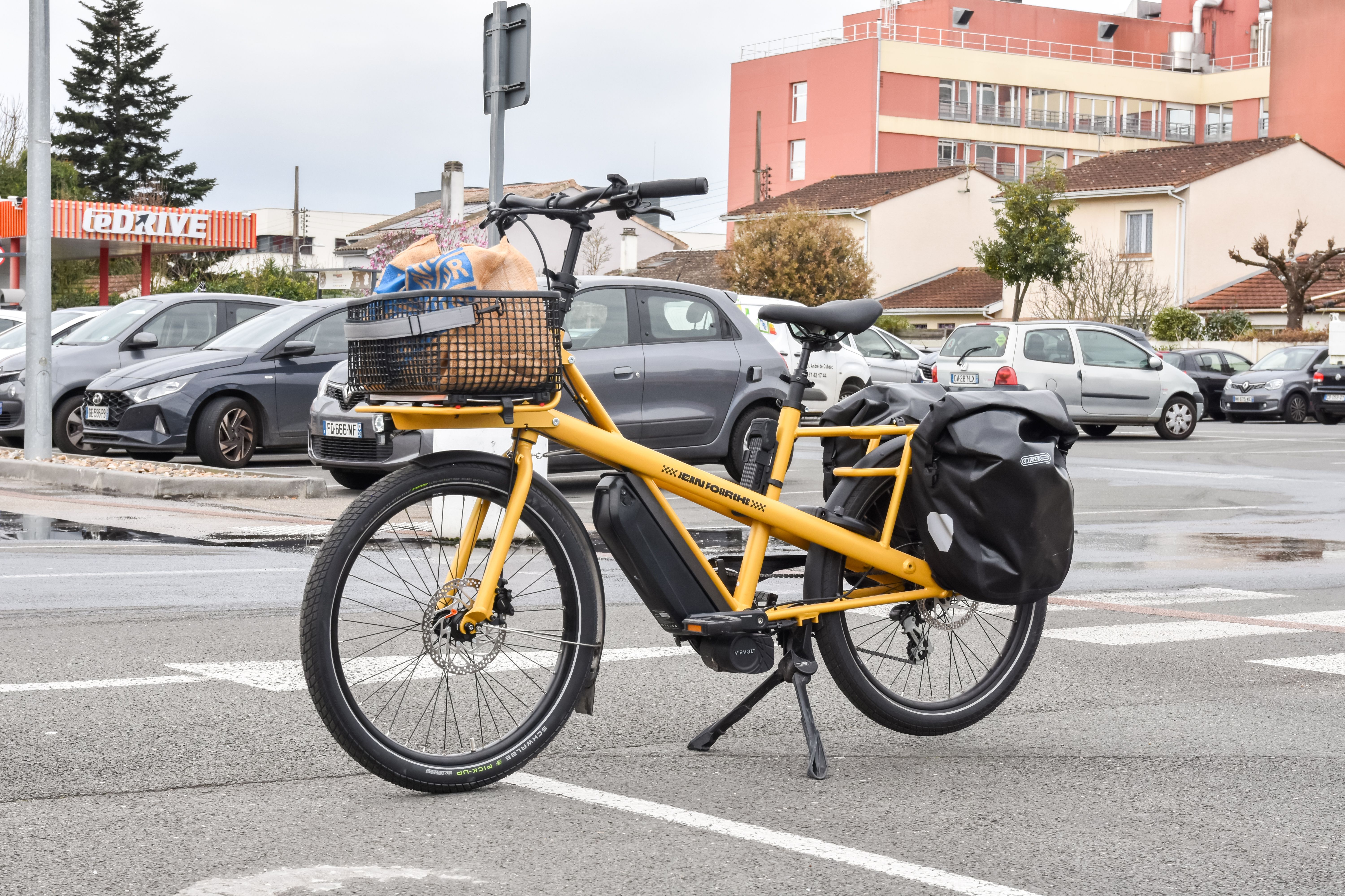Cargo e-bike used for family and grocery transport