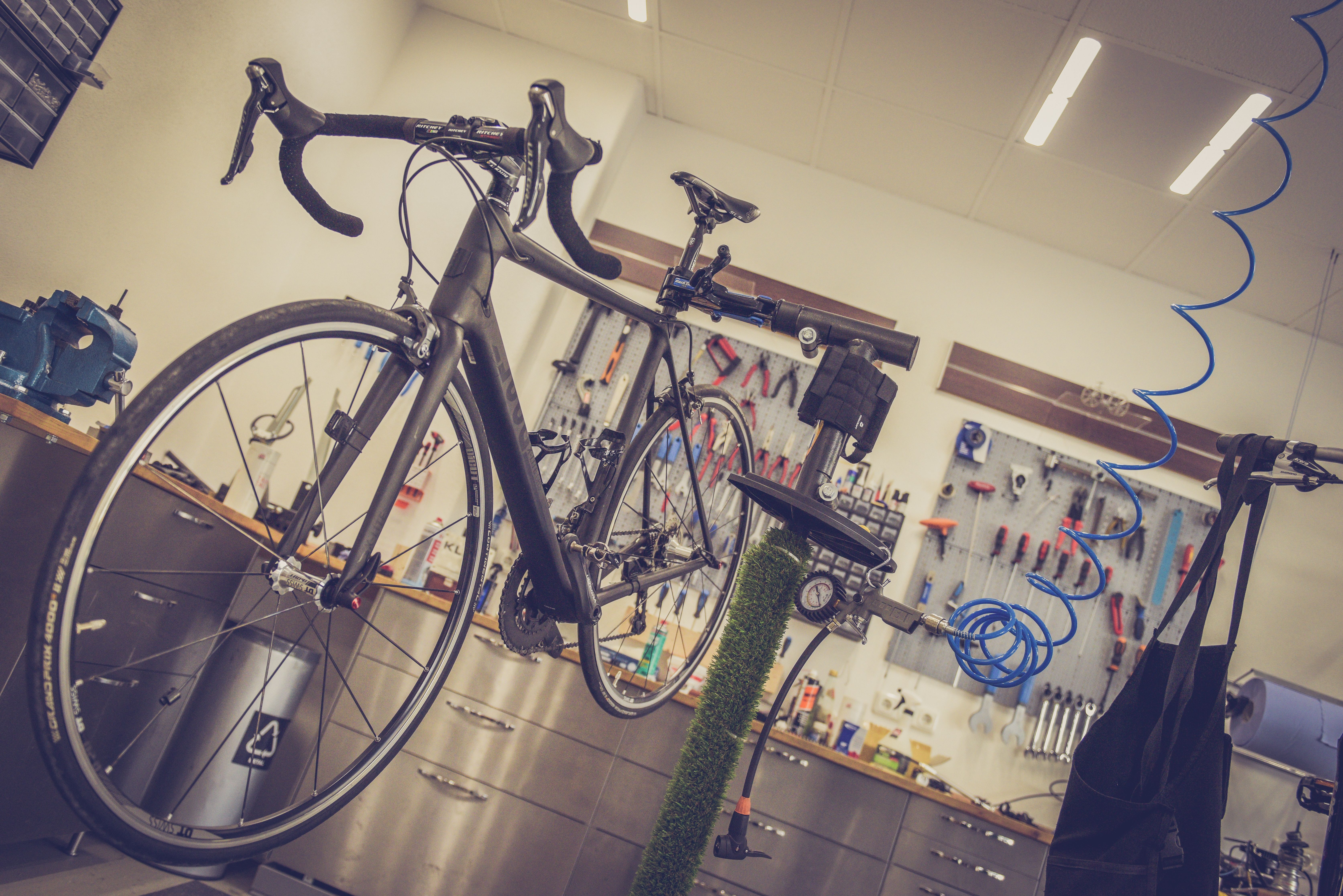 Professional bicycle workshop and tools for e-bike assembly support